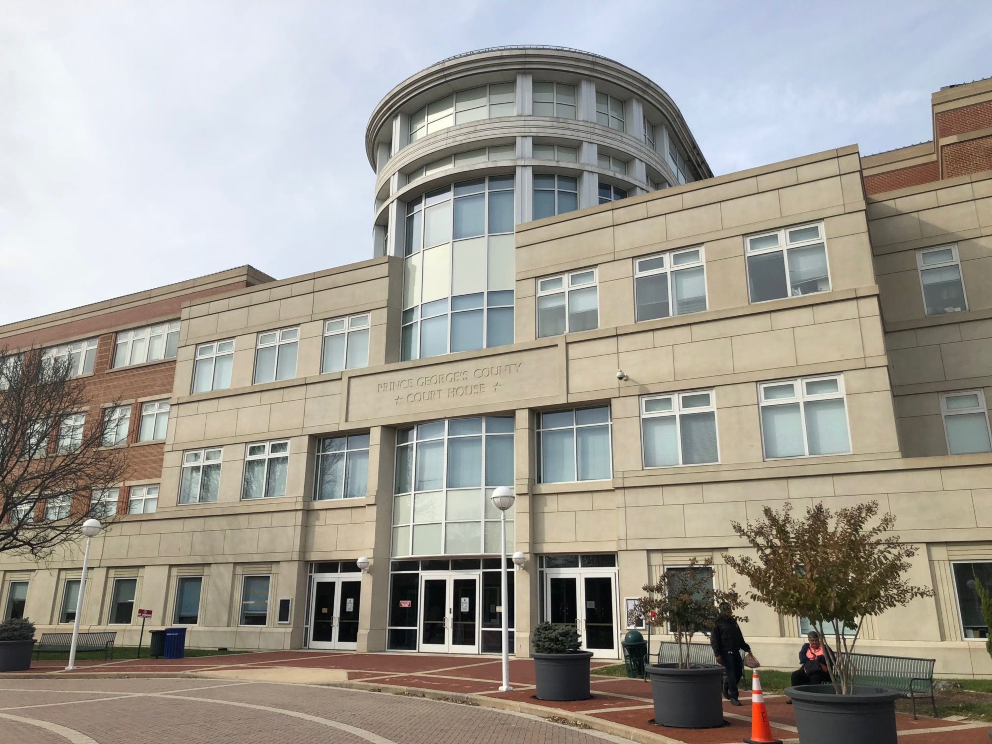 Chaos outside Md. police station described in day 2 of detective’s