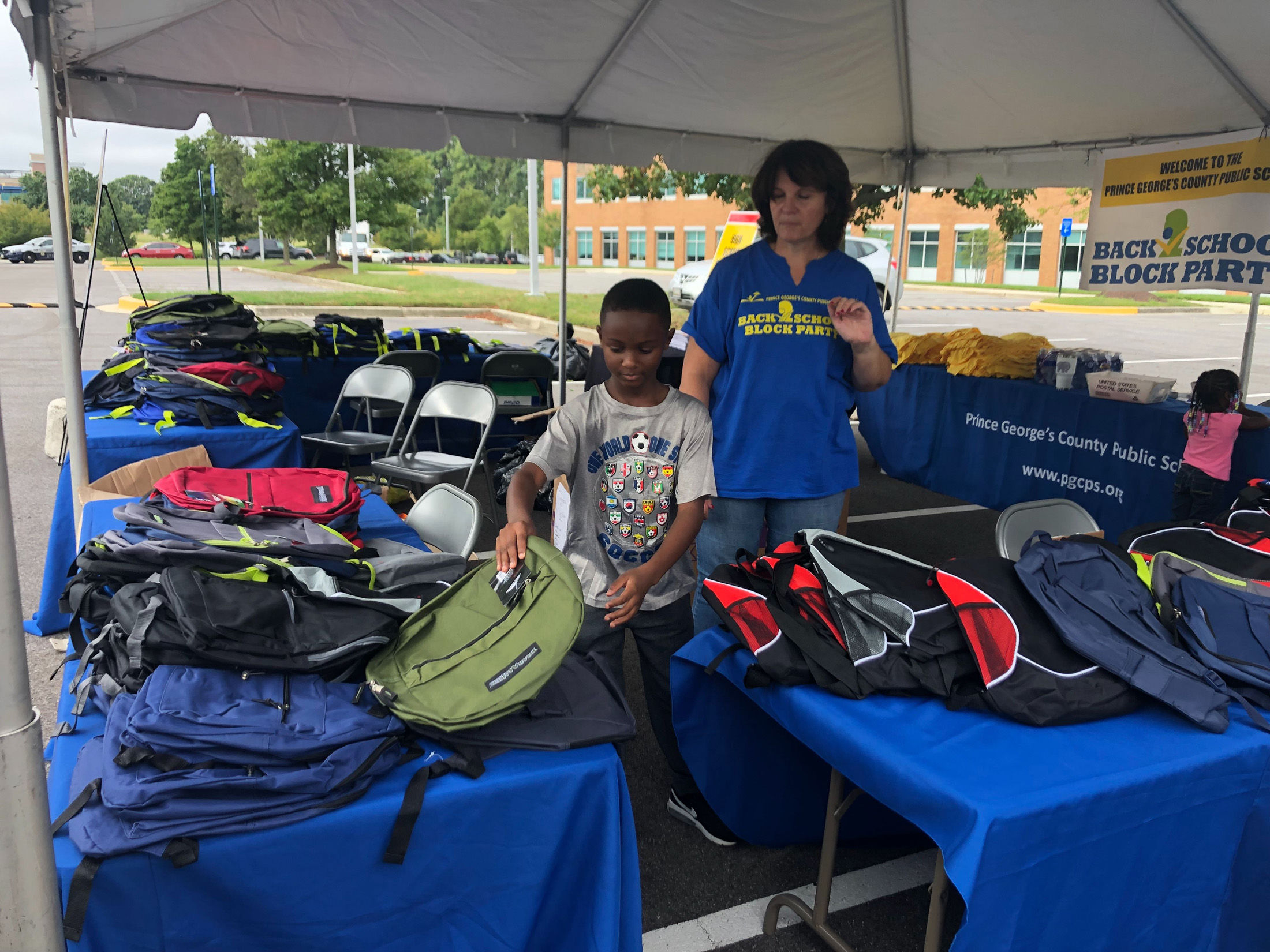 Hundreds show up for backpack drivethru in Prince Co. WTOP News