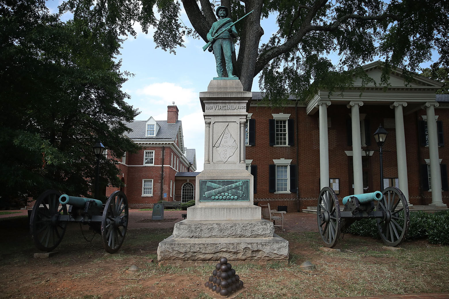 Virginia’s Albemarle County votes to remove Confederate statue in