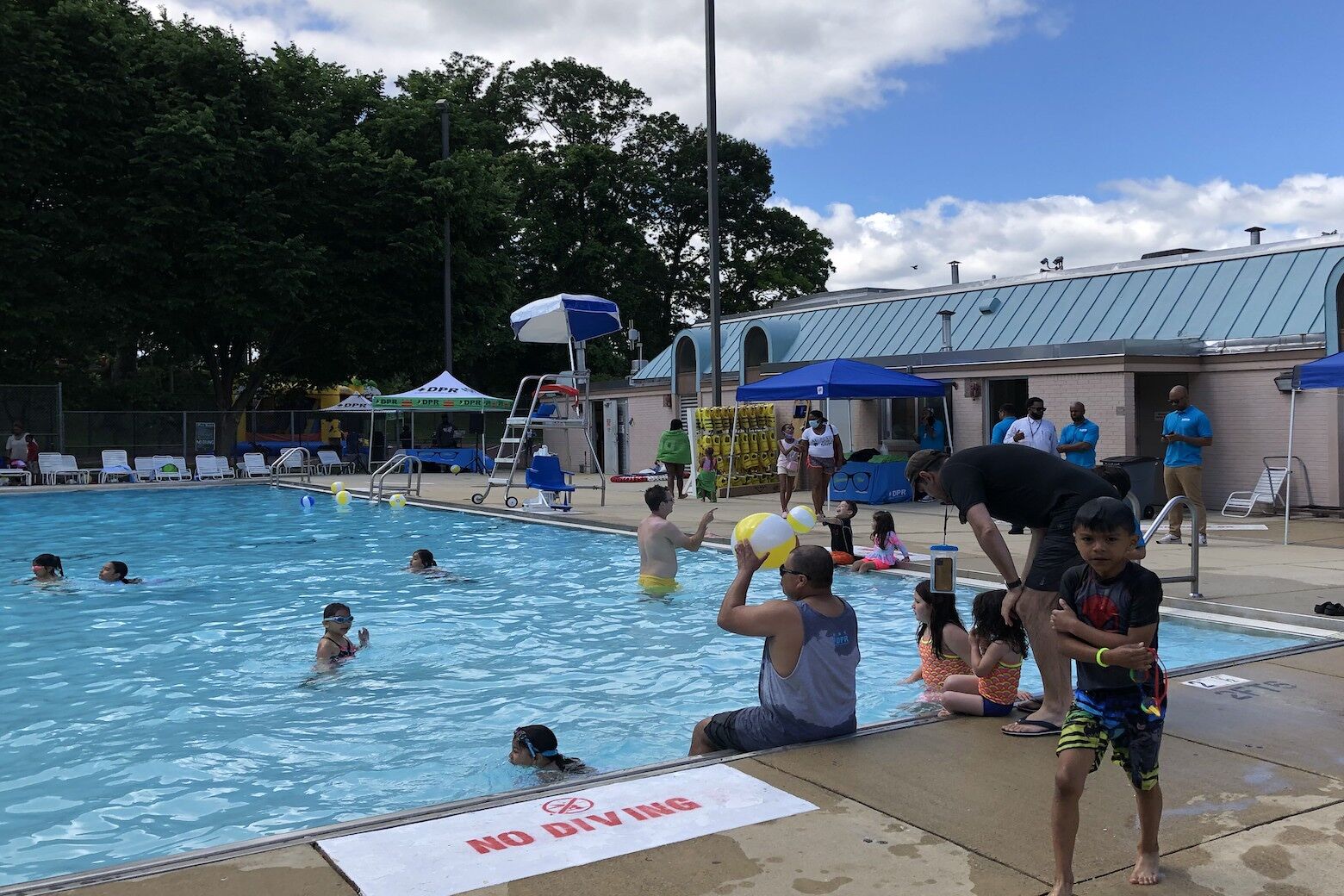 Mayor Bowser makes a splash as DC pools open for the summer WTOP News
