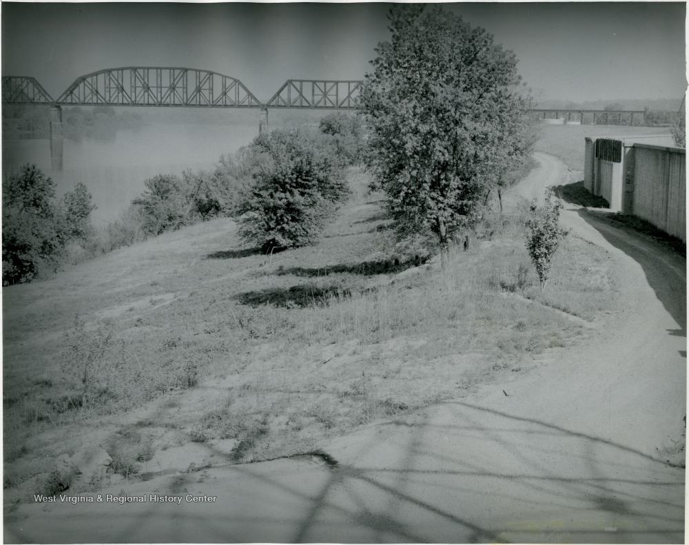 Unimproved River Bank at Kenova, Island Creek Fuel & Trans. Co. West