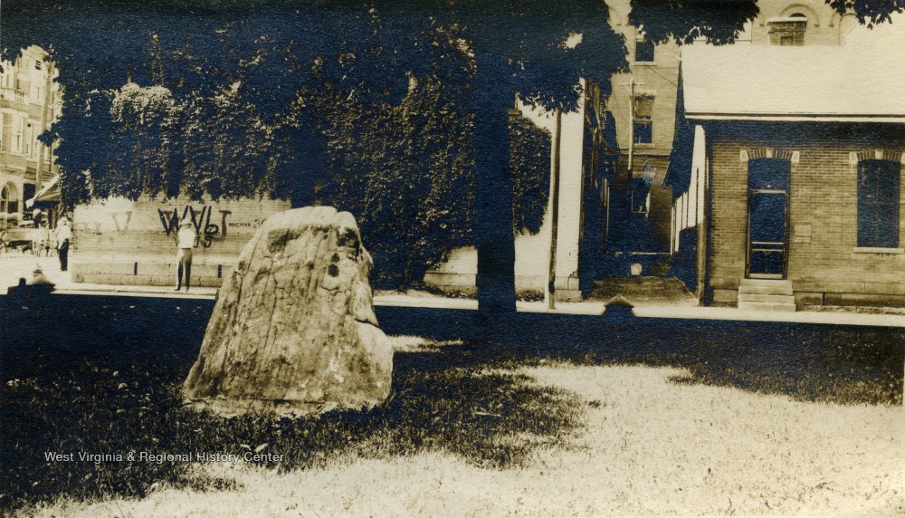 Memorial Rock Dedicated to Patriots of American Revolution,