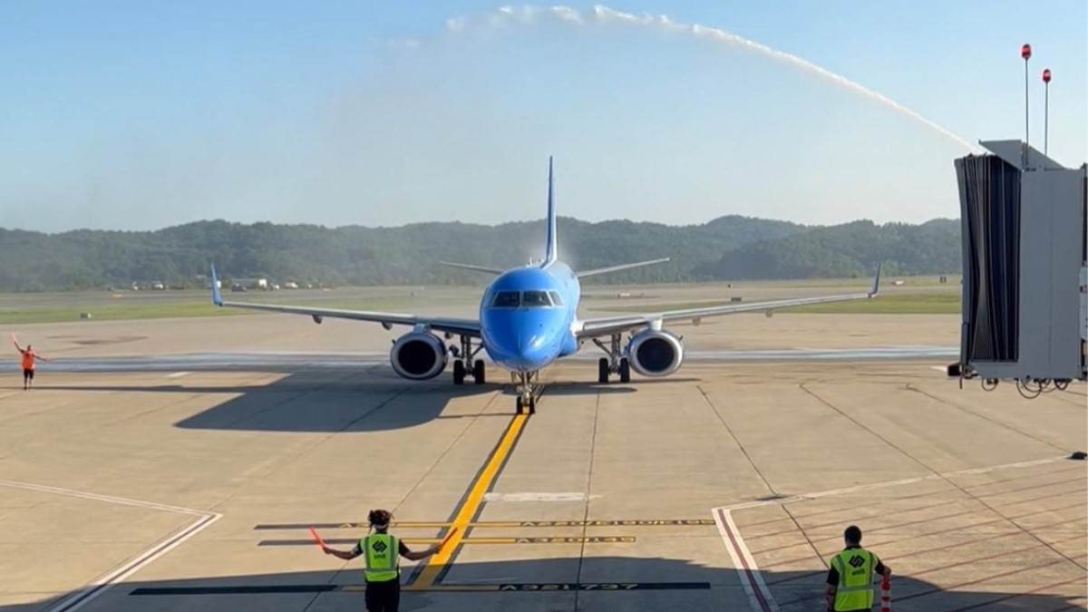Breeze Airways Begins Service From Yeager Airport West Virginia
