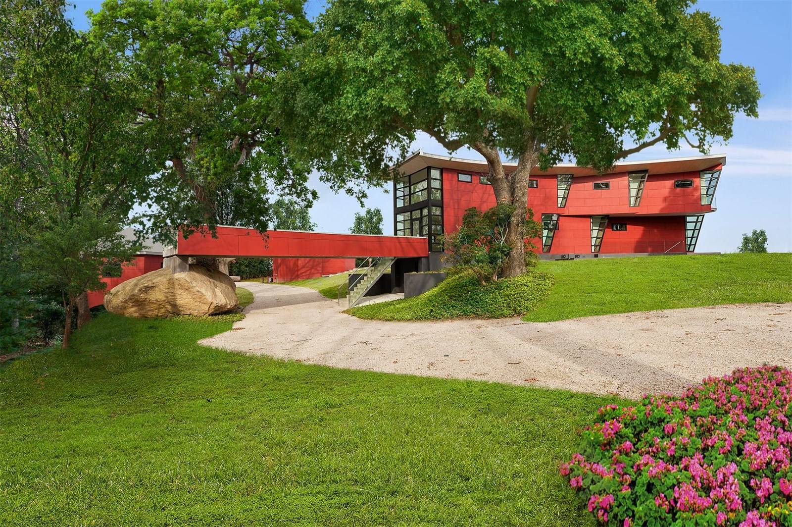 Penelope Moore Announces First Offering to Rent Modern Waterfront on