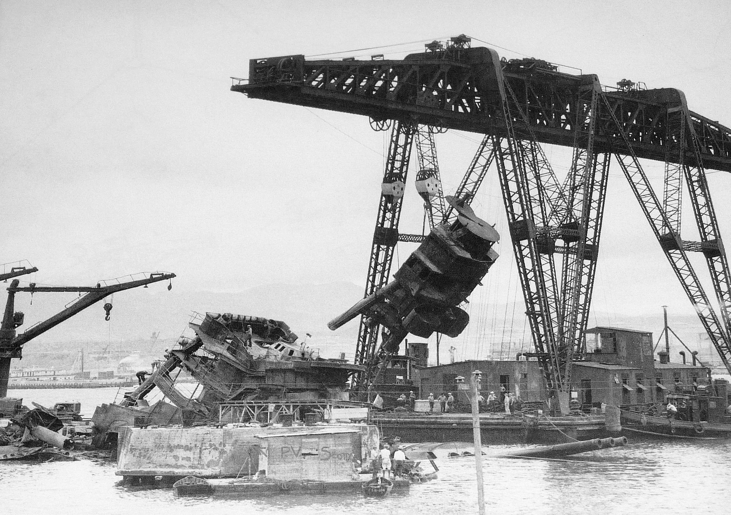 [Photo] Floating crane YD25 raising USS Arizona’s foremast during