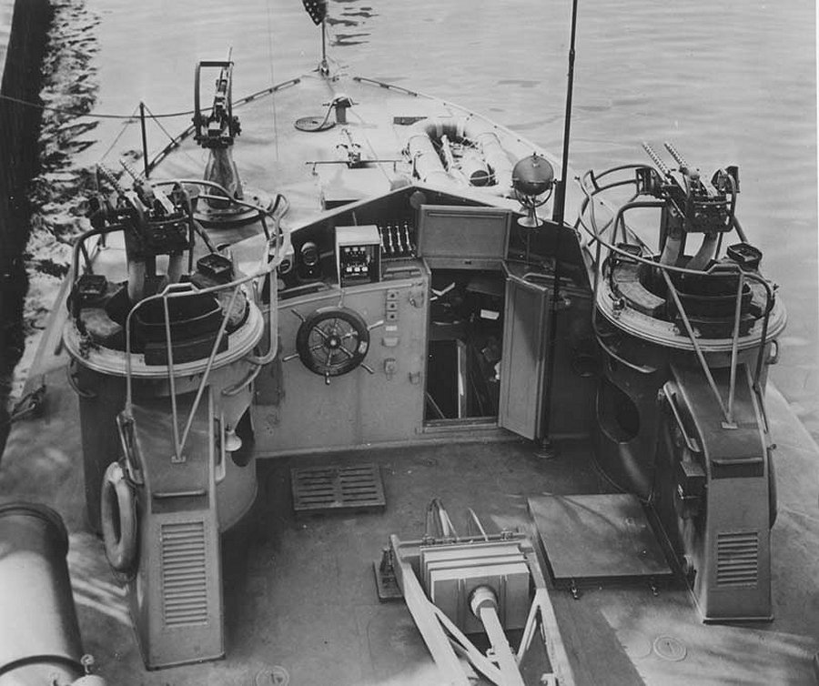 [Photo] The helm of PT295, a Higgins 78foot motor torpedo boat, 1944