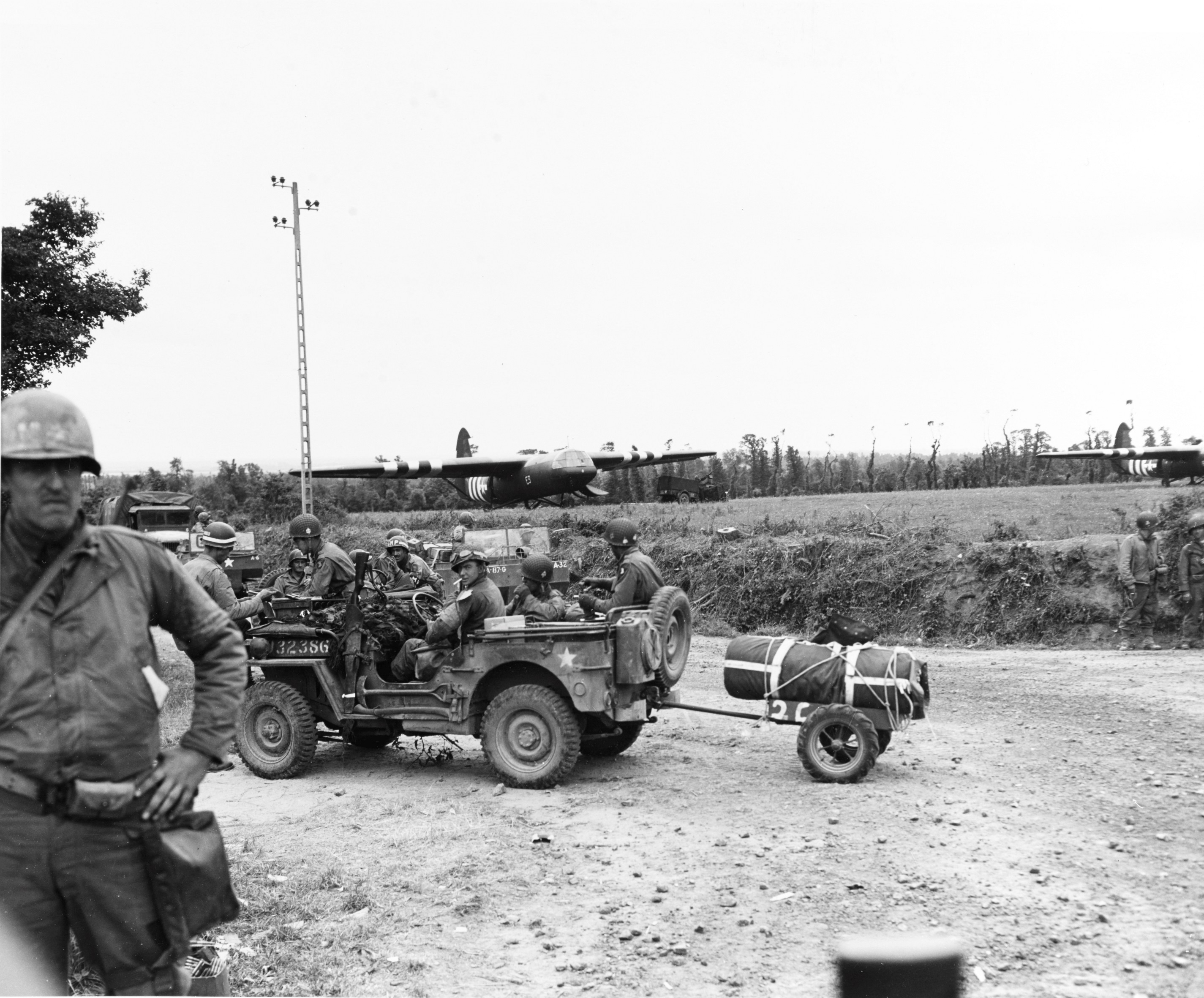 [Photo] A Jeep full of US 101st Airborne paratroopers at a Normandy checkpoint, Jun 1944. Note