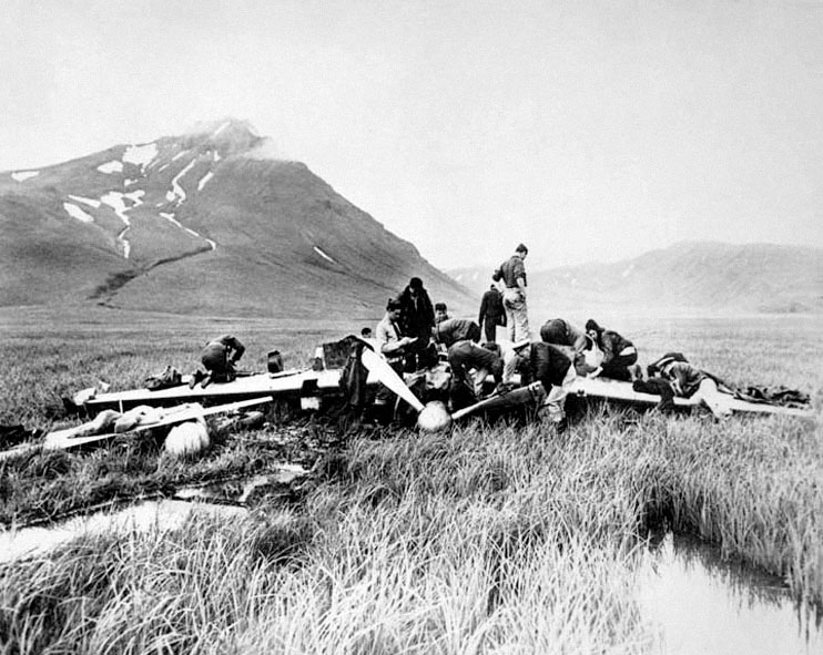 [Photo] US military personnel inspecting the 'Akutan Zero' wreck