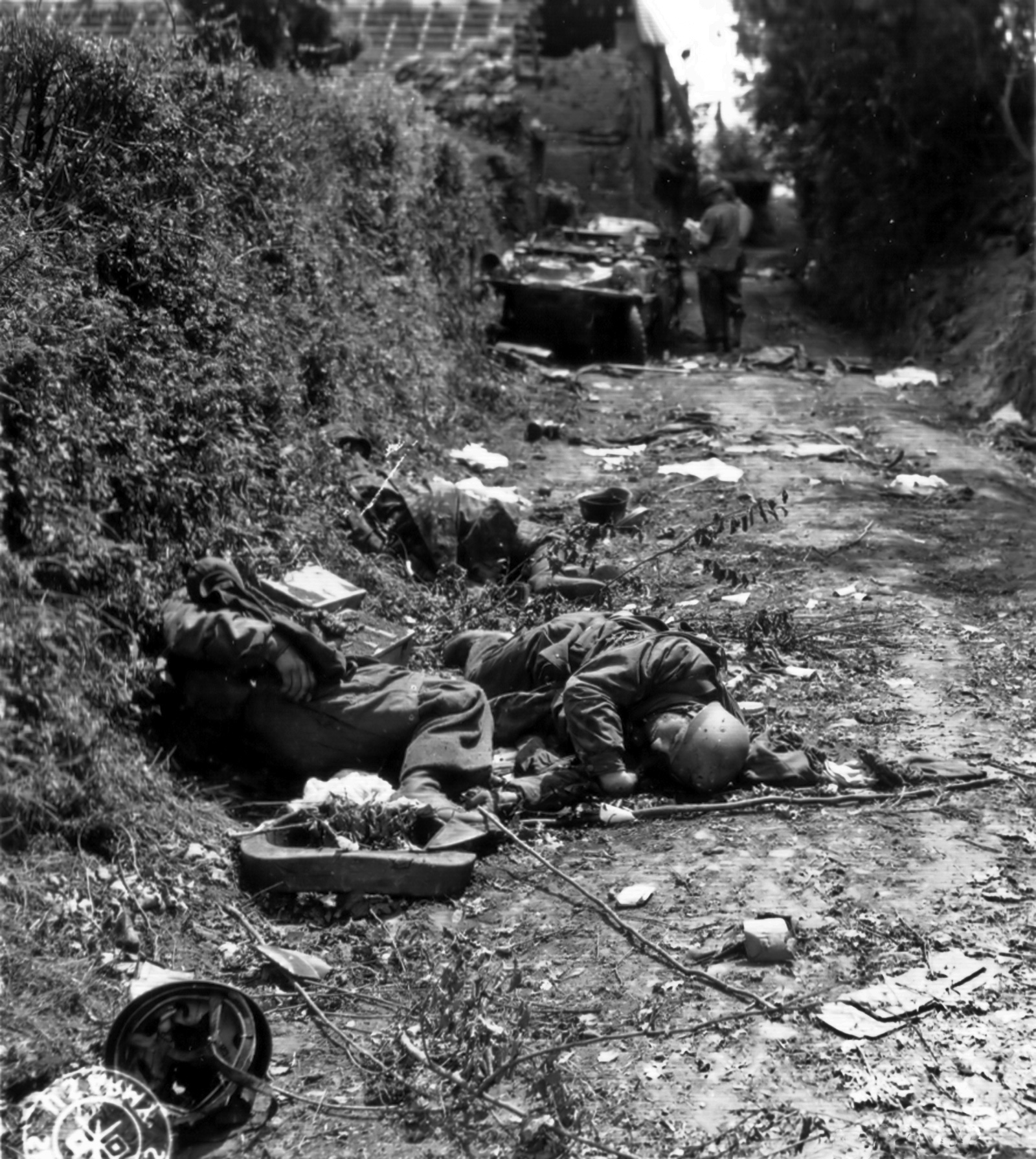 [Photo] Three dead German soldiers laying on a road near Sainteny