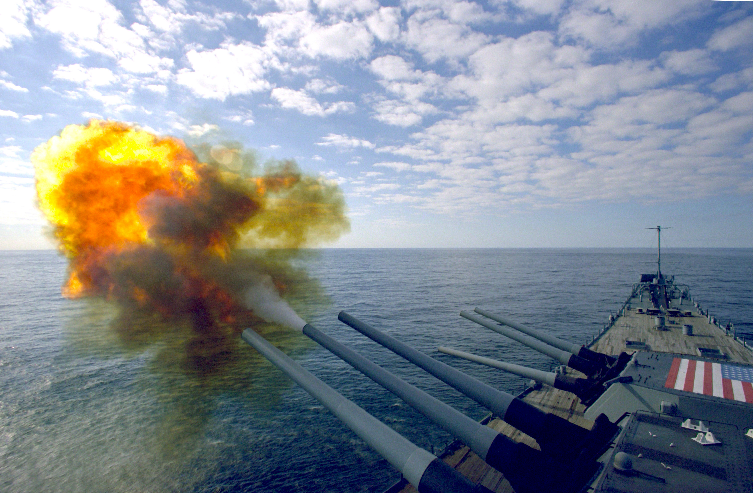 [Photo] USS Iowa firing her 1,000th shell, 14 Dec 1986 World War II