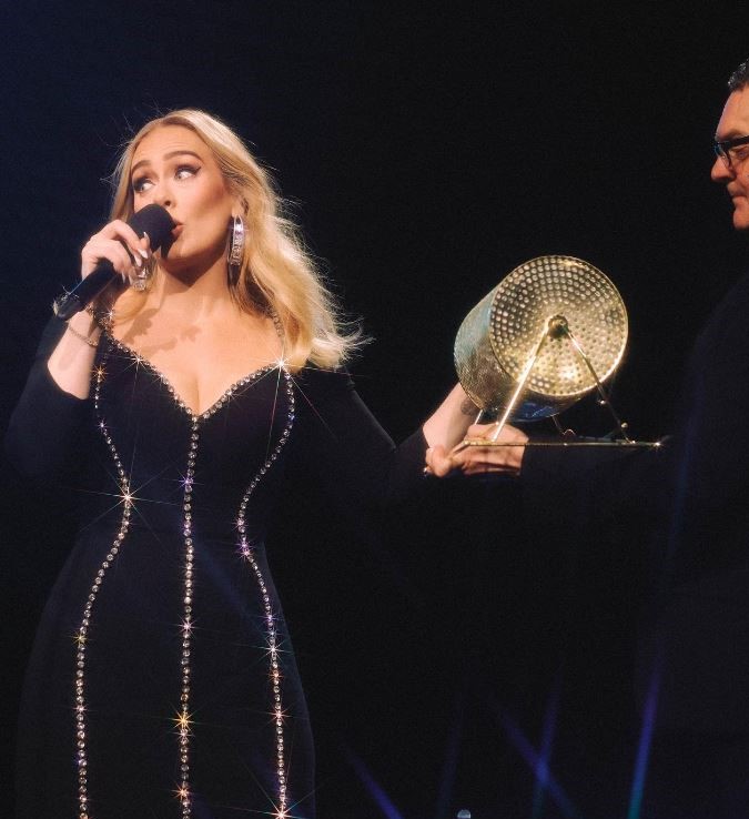 Adele Dazzles in Stella McCartney Dress at Las Vegas Residency Concert(023)