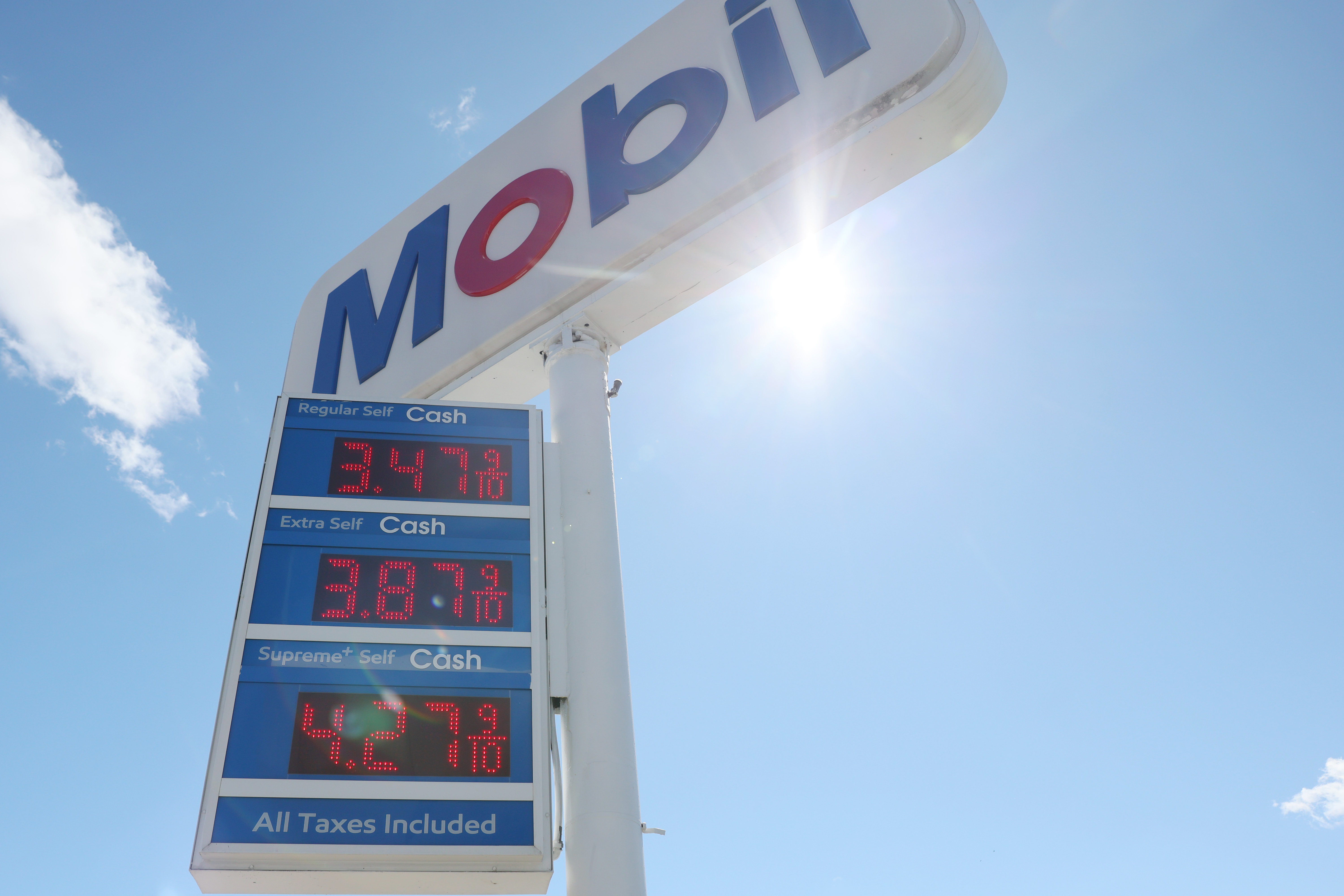 Consumer Confidence Continues to Drop as Gas Prices Rise