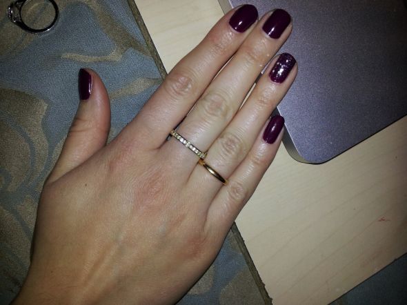 Do you wear rings on your right hand middle finger?