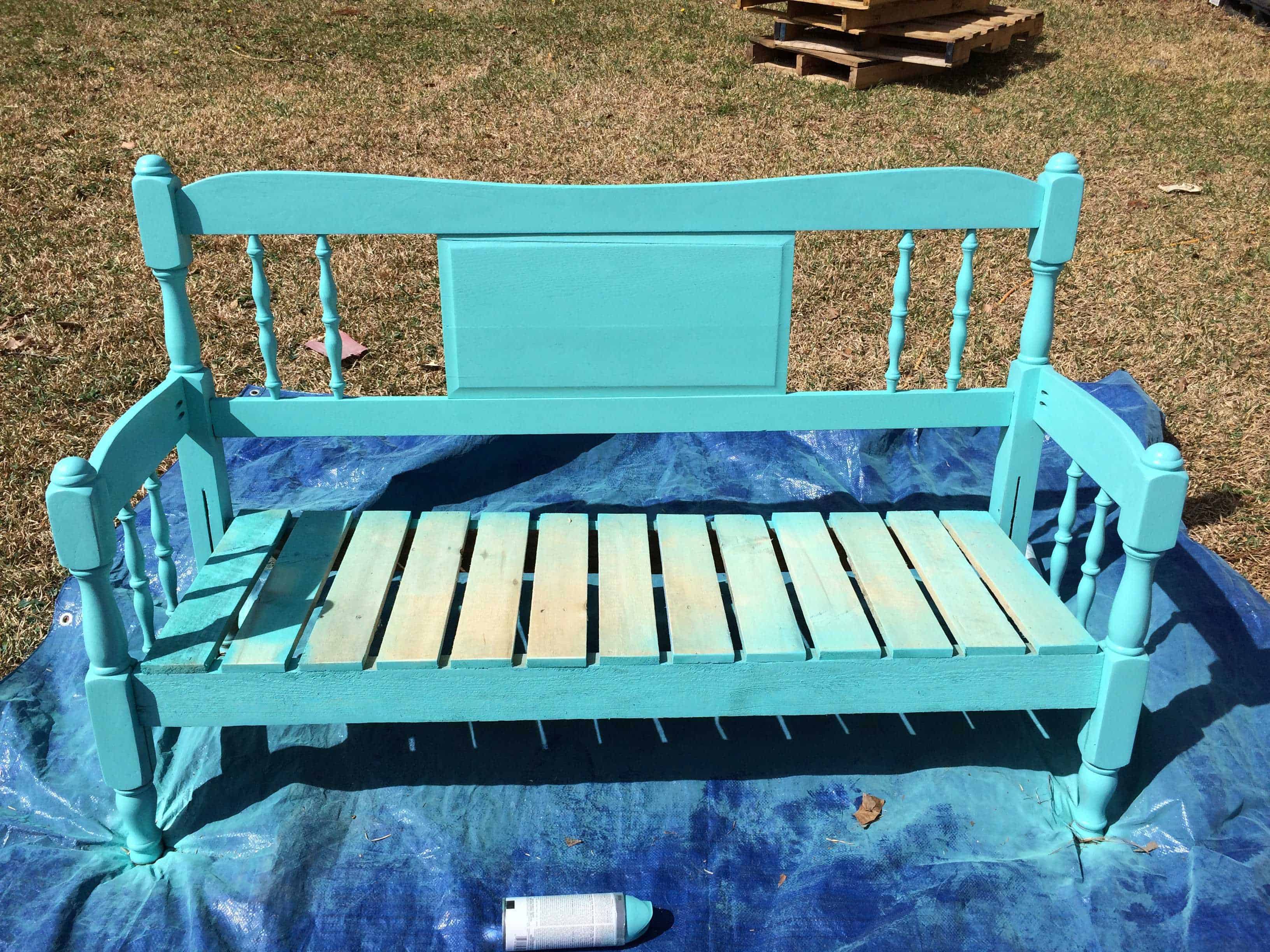 Garden Bench from a Recycled Headboard & Pallets • 1001