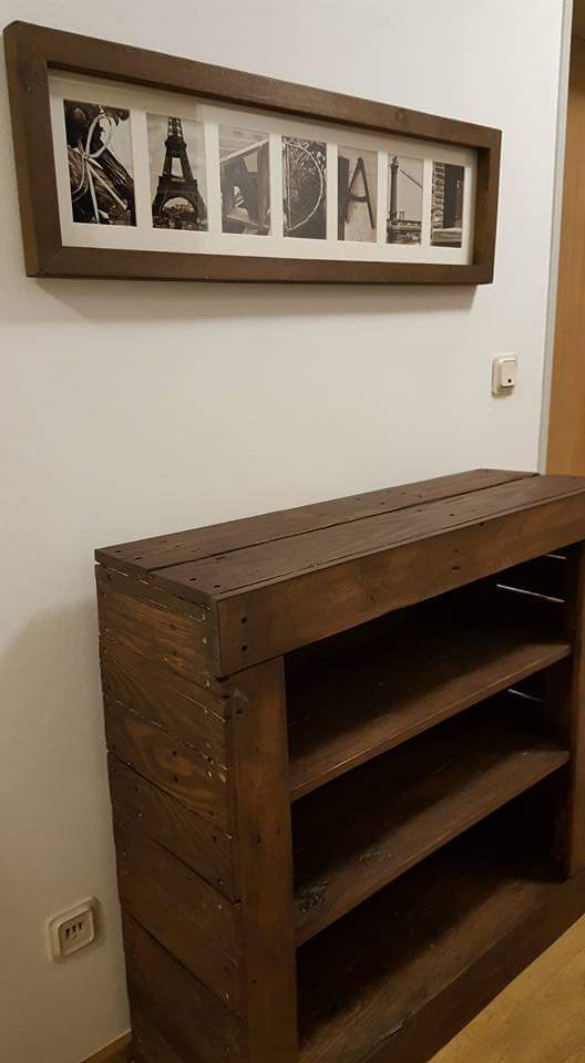 Simple and Efficient Pallet Bookshelf • 1001 Pallets