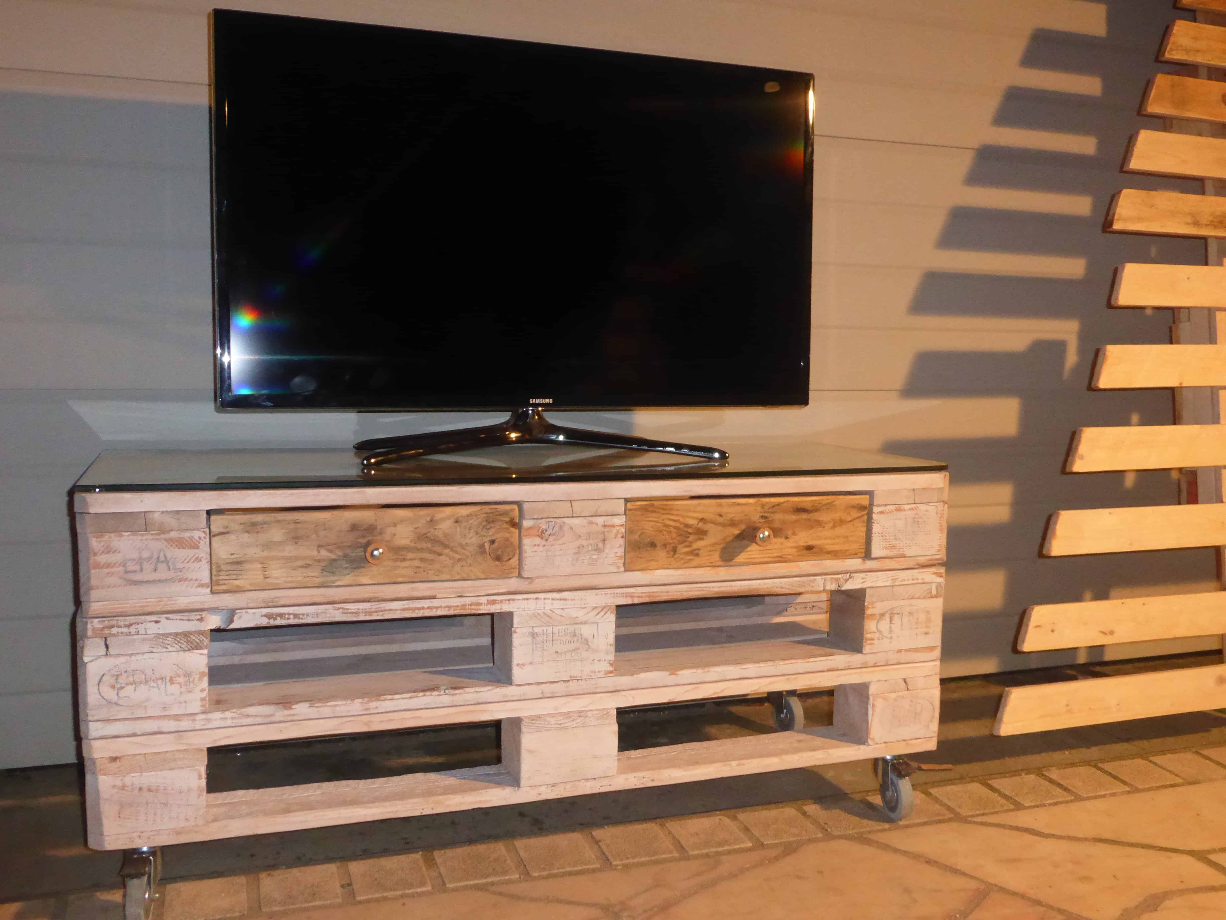 Whitewashed Mobile Pallet TV Stand Has Drawers Too! • 1001 Pallets