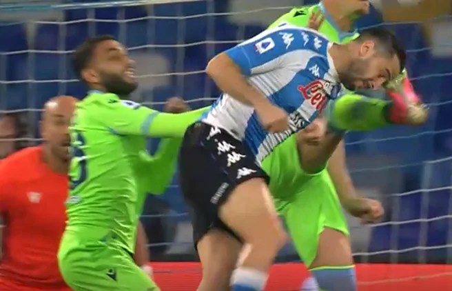 [2 FOTO] NapoliLazio perché su Manolas è rigore mentre su Lazzari no