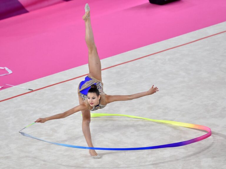Difference Between Artistic and Rhythmic Gymnastics