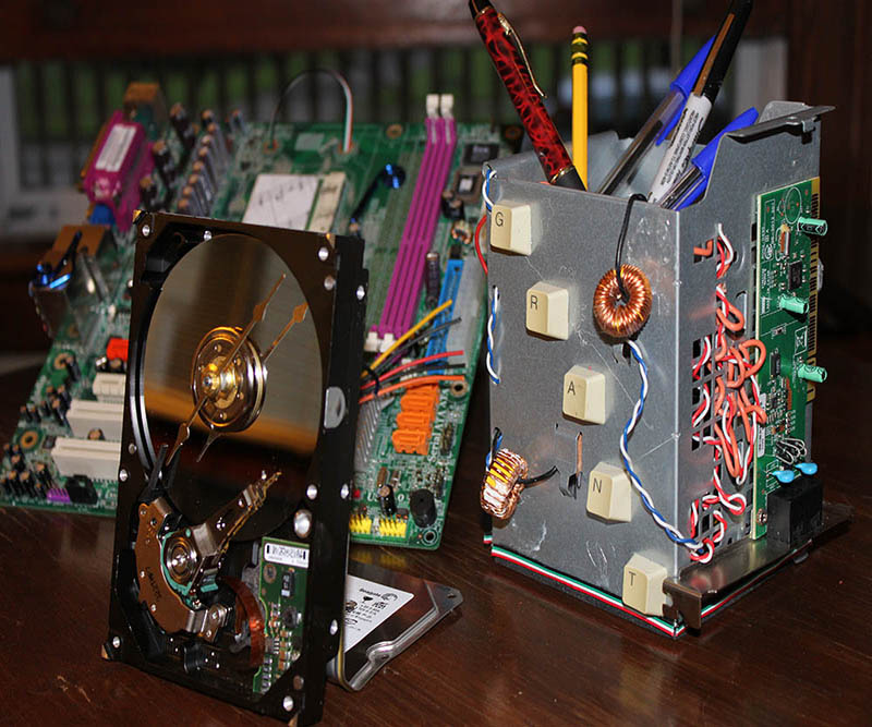 Repurpose an Old ComputerHard Drive Clock, Wall Art, & Pencil Cup 1