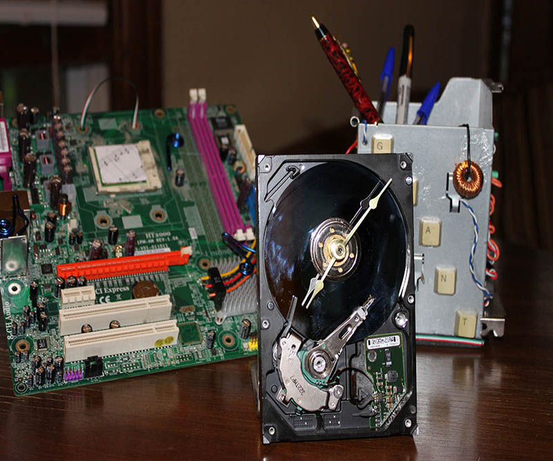 Repurpose an Old ComputerHard Drive Clock, Wall Art, & Pencil Cup 1