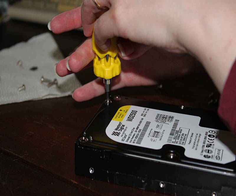 Repurpose an Old ComputerHard Drive Clock, Wall Art, & Pencil Cup 1 More Than 2