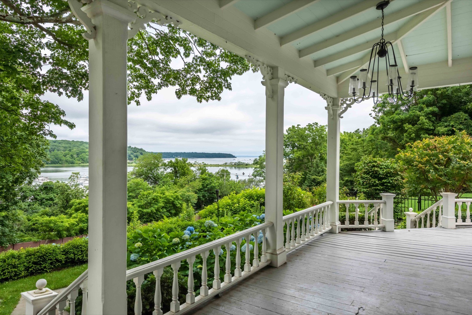 215 Harbor Rd, Cold Spring Harbor, NY 11724