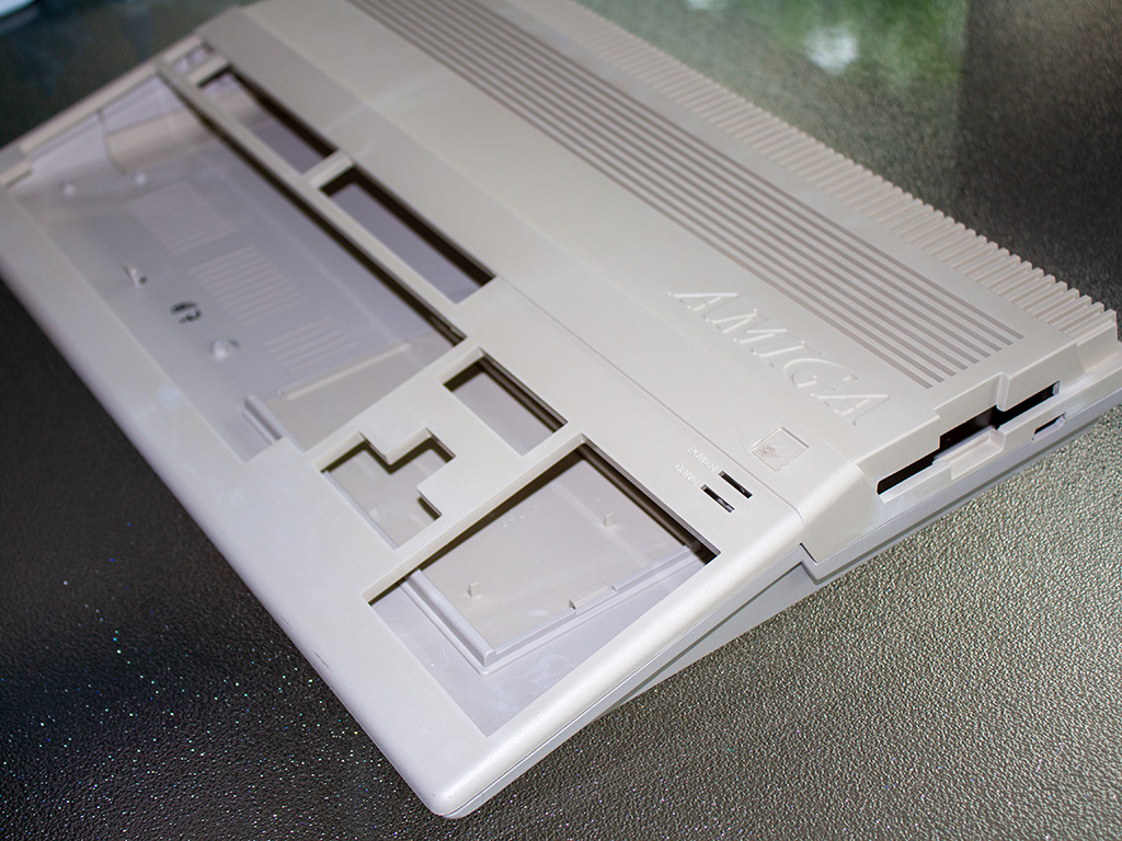 Commodore Amiga 500 beide Gehäusehälften sauber Refurbished Gehäuse