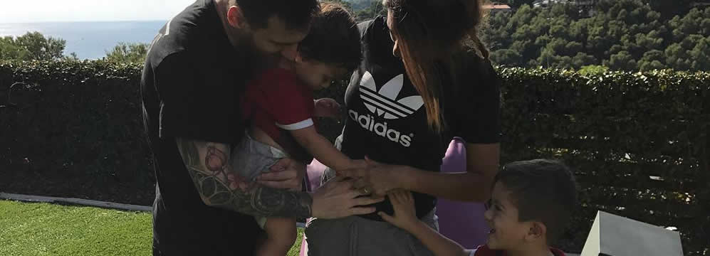 Messining ketganini barselona klubi rasman elon qildi. Lionel Messi Antonella Roccuzzo Erwarten Ihr Funftes Kind