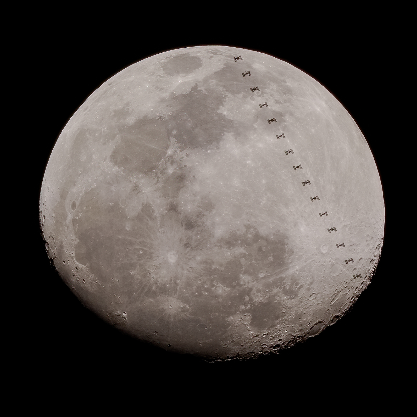 Olympus photographer shoot the Space Station passing the moon 43 Rumors