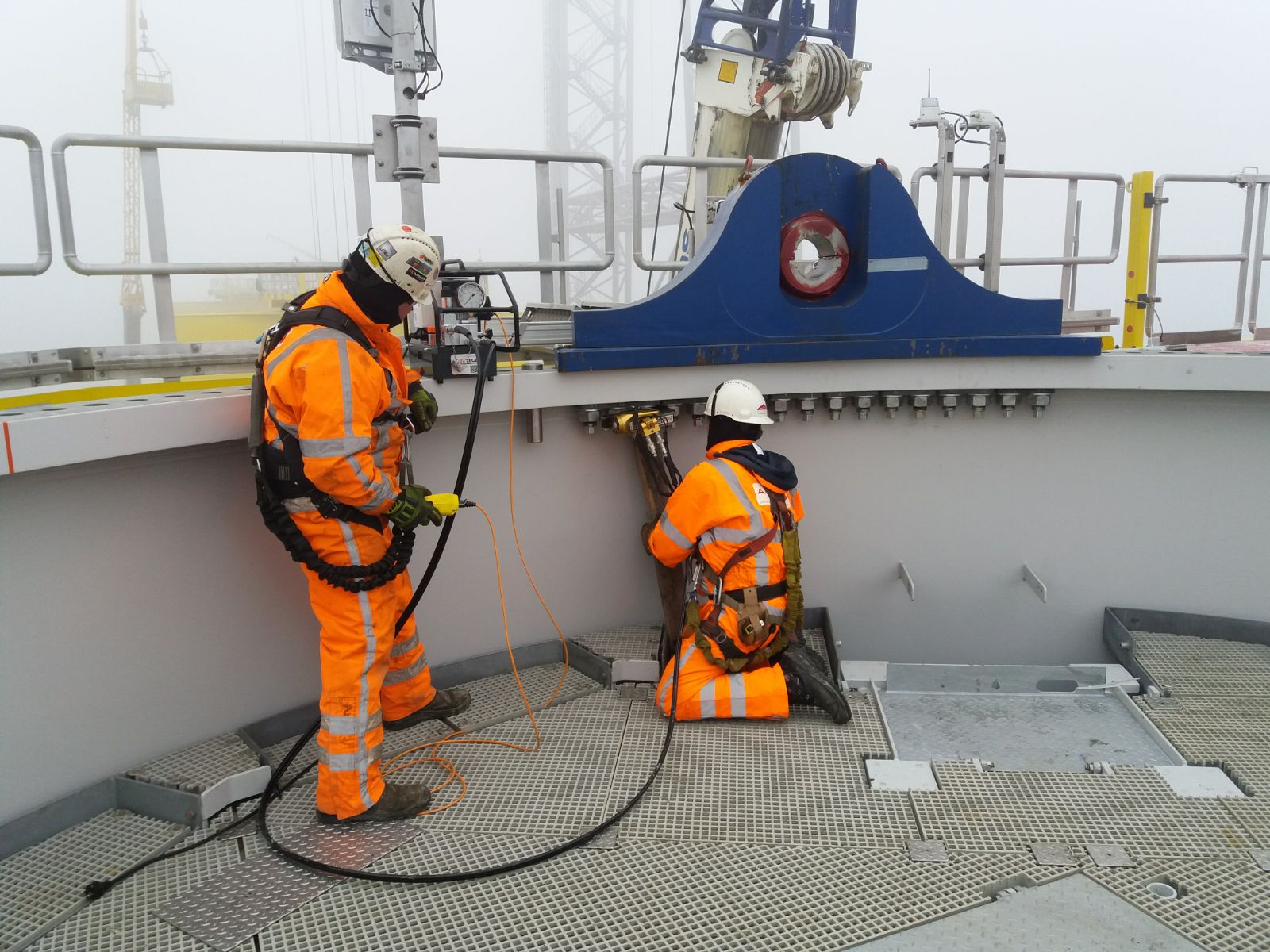 Lifting lugs tightened — safe, accurate and fast! TorsionX Europe