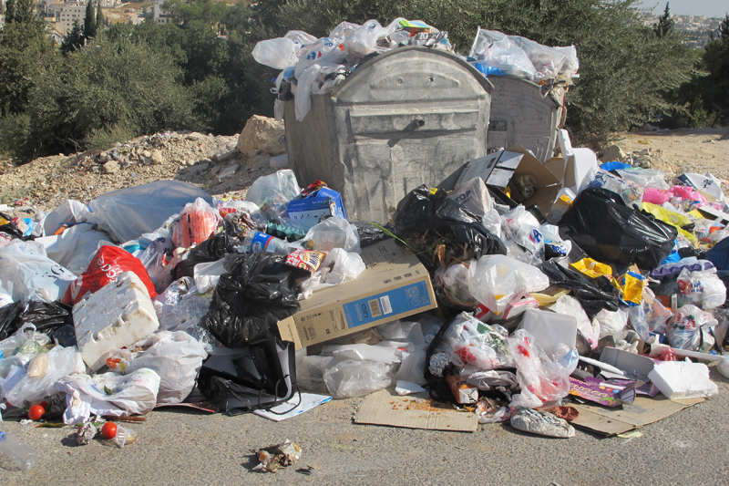 صورة اليوم مشكلة جمع النفايات Photo of the Day Trash Collection