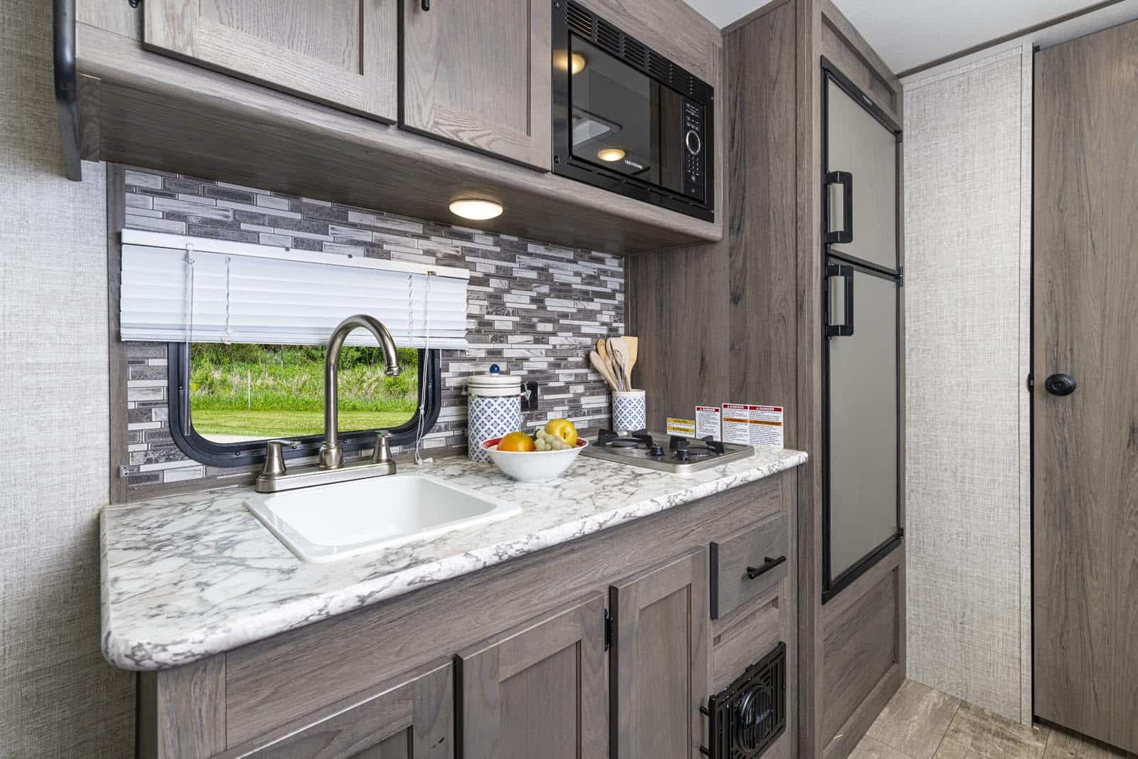 21' Travel Trailer RV Rental Tour 83RV Inc. Chicagoland RV Rentals