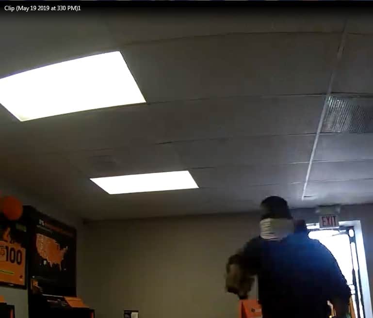 Police search for suspects in Boost Mobile store robbery 95.3 MNC