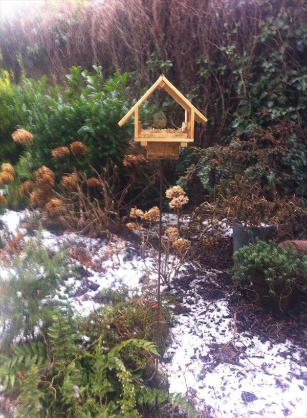DIY Pallet Bird Feeder