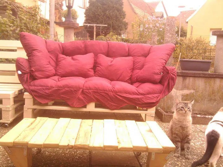 DIY Pallet Patio Sofa with Red Cushion 99 Pallets