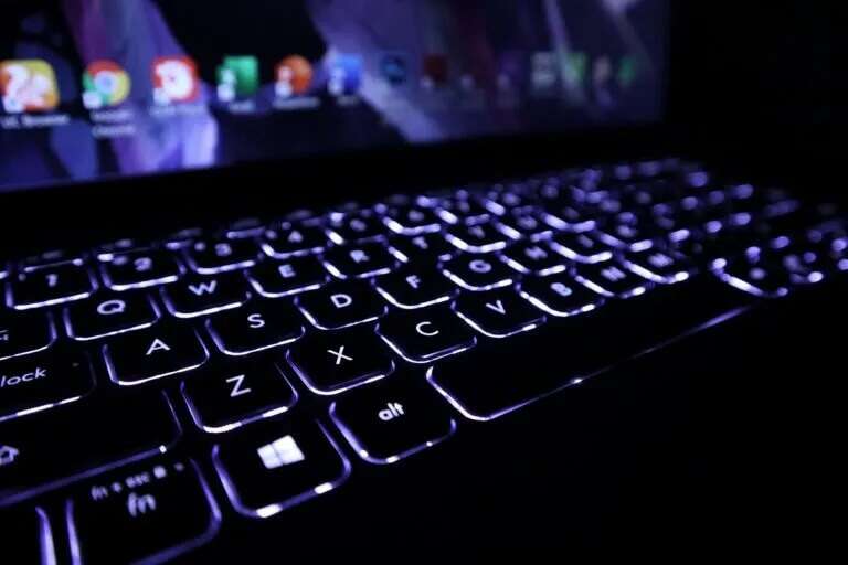 كيفية تمكين إعدادات الإضاءة الخلفية للوحة المفاتيح من Dell أحلى هاوم