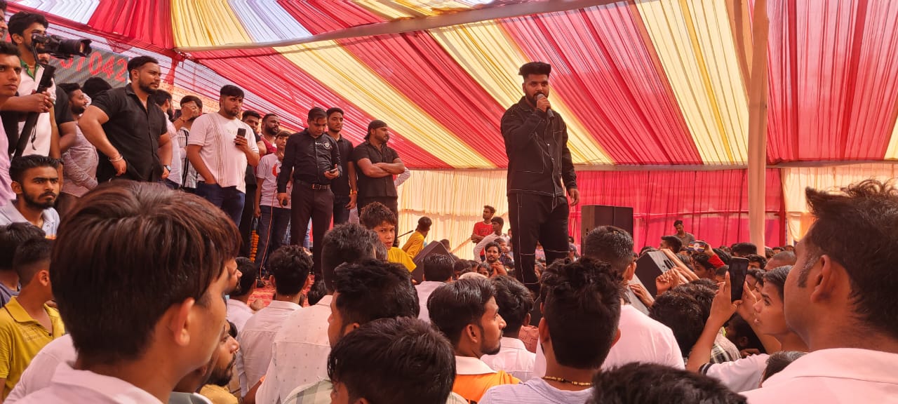 Singer Kandy Sheoran राजाखेड़ी गांव में गायक कैंडी श्योराण ने किया