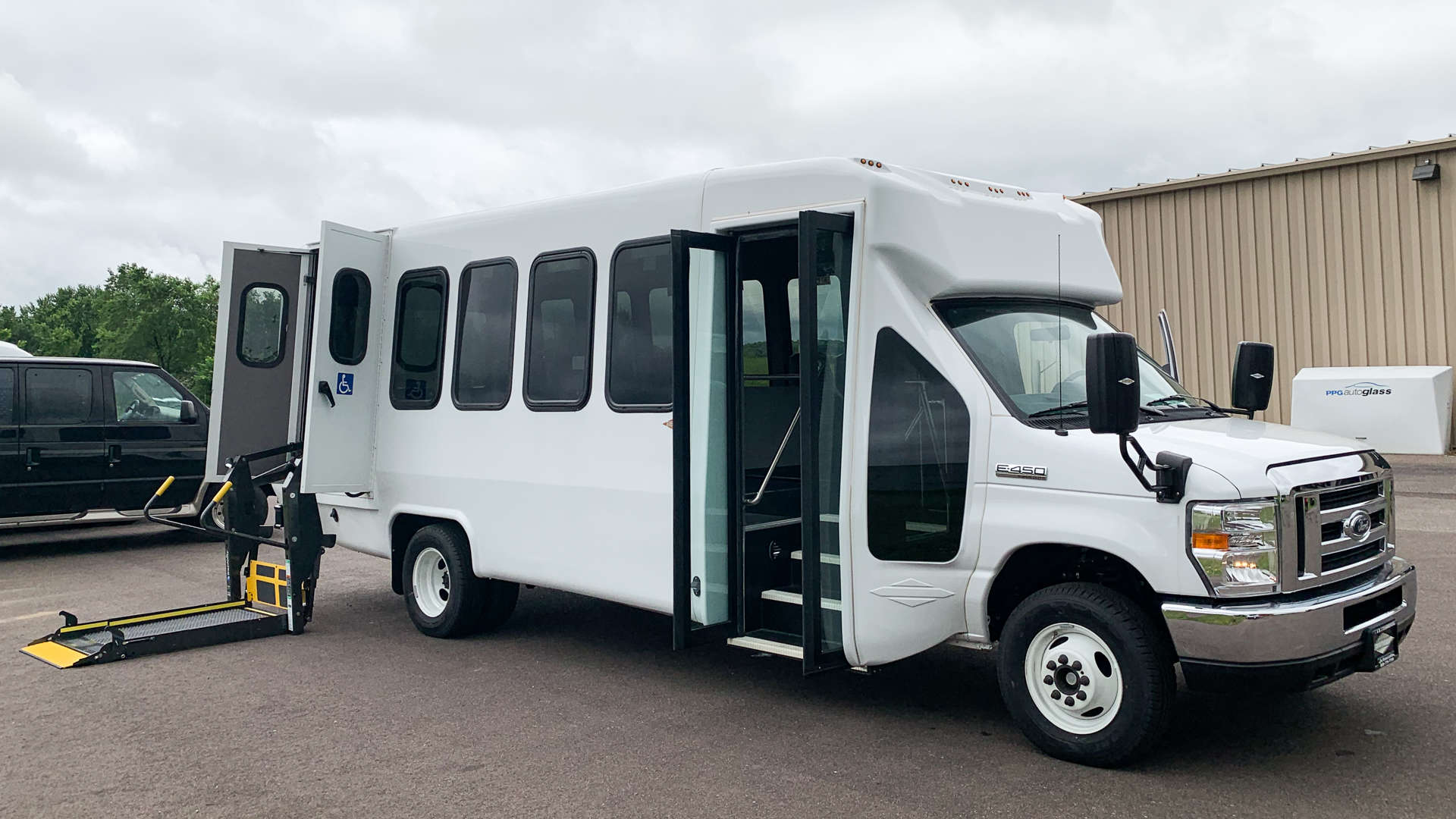 2018 Ford E450 Diamond Coach VIP 2500 A&J Mobility