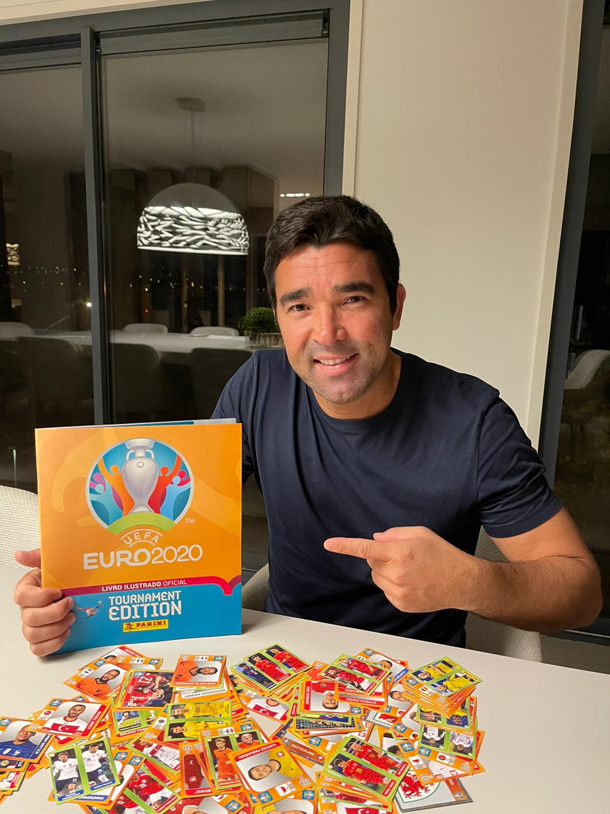 Exjogador Deco assume papel de mágico em ação da Panini ABC da