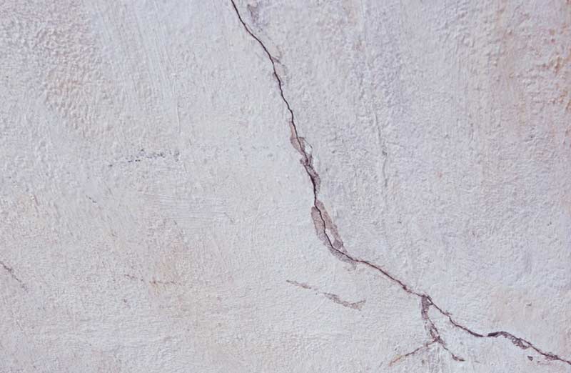 Comment réparer une fissure au plafond ? Conseils & avis Comment réparer une fissure au plafond ? Conseils & avis