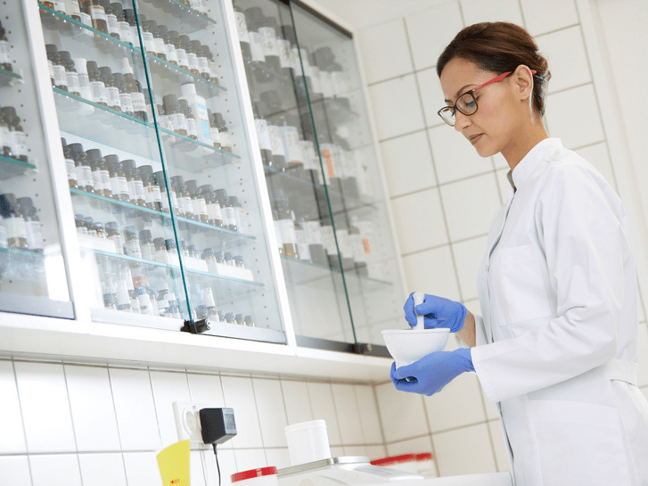 Kennzeichnung und Lagerung von Gefahrstoffen in der Apotheke ABDA