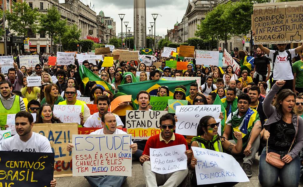 Brasileiros promovem manifestações no exterior ABI
