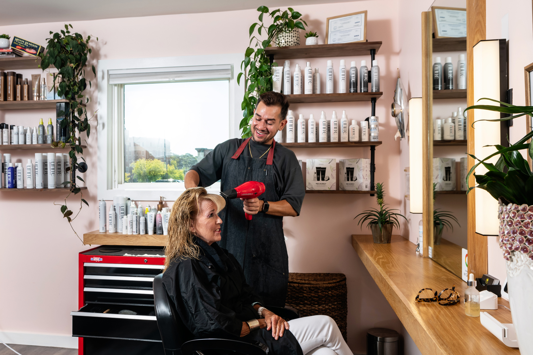 Independent Stylists in Richmond VA Can Now Find Dream Makeup Studio