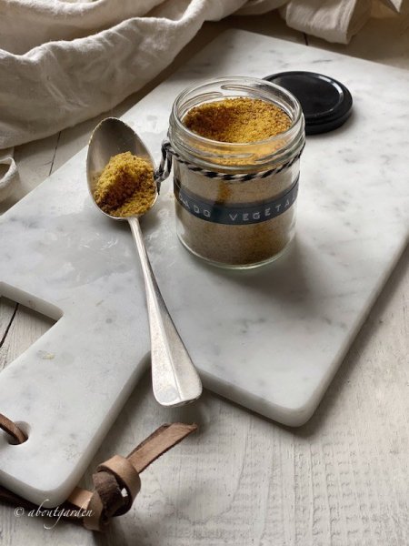 dado vegetale granulare dado vegetale granulare su cucchiaio