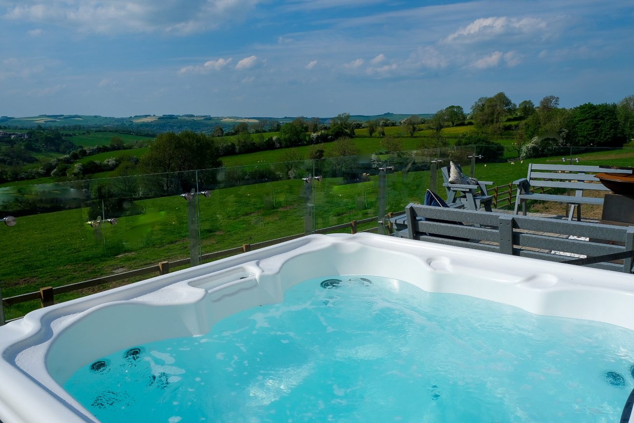 Woodland Lodge with Hot Tub, sleeps 16 people, Derby Acacia Cottages