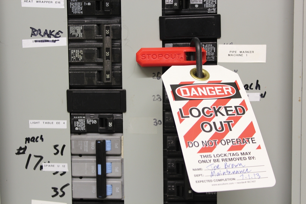 STOPOUT ® Low Profile Circuit Breaker Lockout