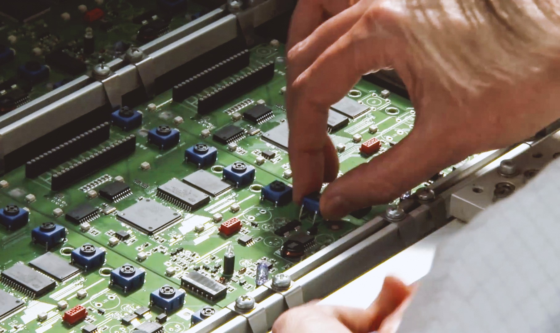 Assemblage des applications électroniques ACE electronics