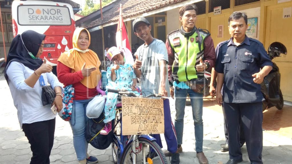 Ingin Lihat Upacara di Istana, Bapak dan Anak Ini Kayuh Sepeda Tuban