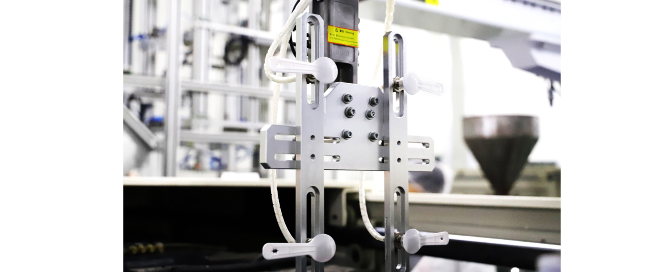 Intelligent manufacturing system of plastic knife, fork and spoon lc