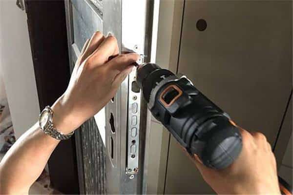 How to Unlock a Deadbolt Without a Key with 5 Useful Ways?